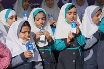 توزیع شیر در مدارس
